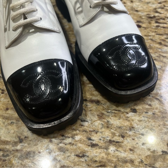CHANEL Lace-Up Patent Leather White Black Platform Derby Shoes 35 100% Auth. - Picture 10 of 16